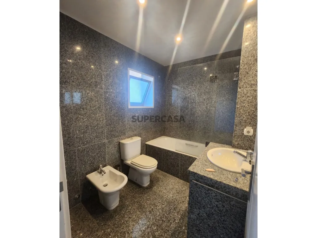 Salles de bain - Apartment with Garage near Lordelo do Ouro