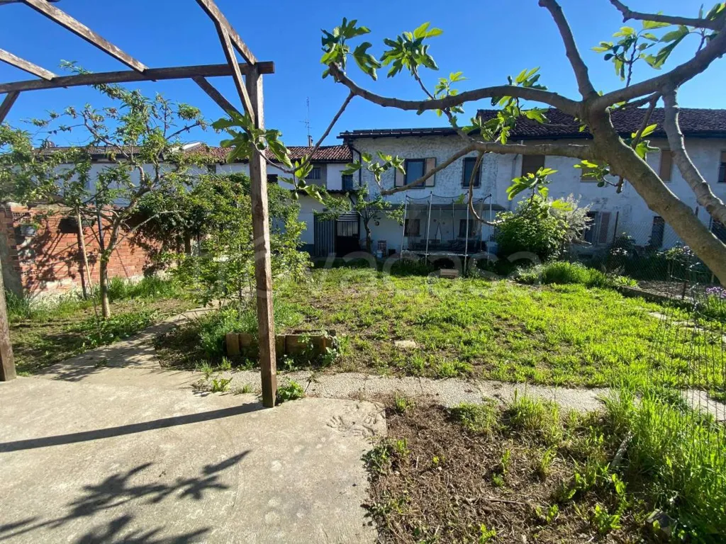 Aed - Rustic Villa with Private Garden in Carignano