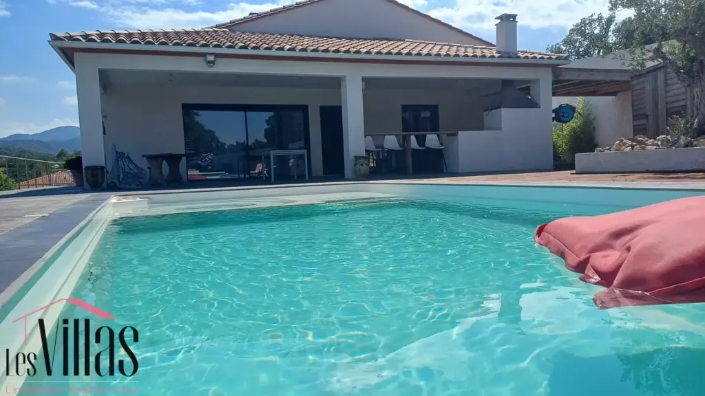 Piscine - Villa Contemporaine avec Piscine près de Cér