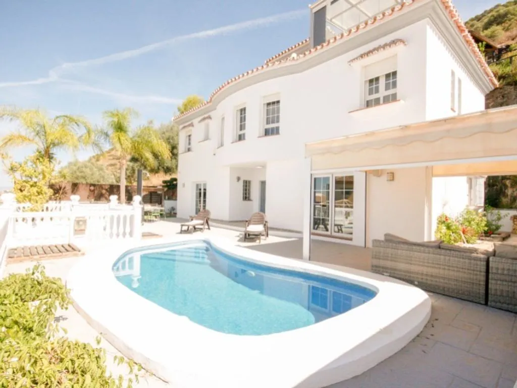 Pool - Four-Bedroom Chalet with Pool near Coín