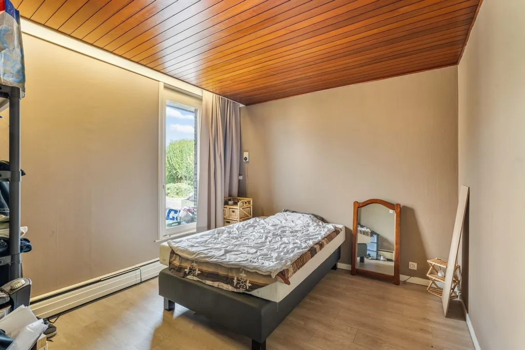 Chambres - Bungalow avec Magasin sur un Grand Terrain à Bruxelles