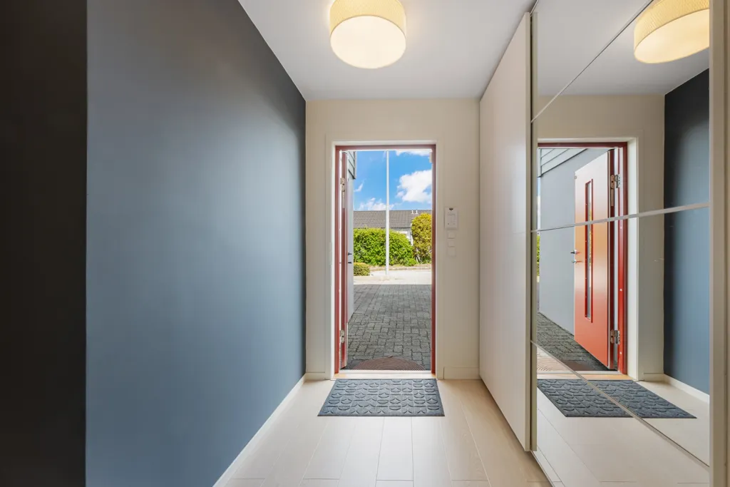 Entrée - Family Home with Corner Plot in Tasta/Vardeneset