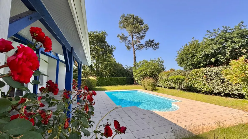 Piscine - Villa Atypique avec Piscine à Lege