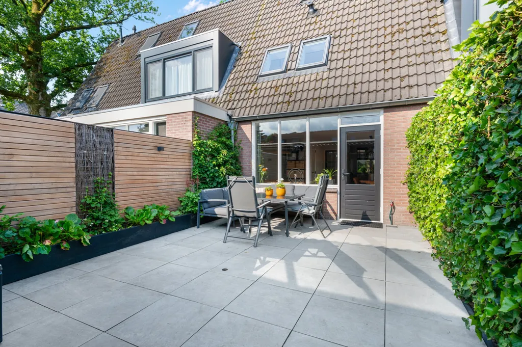 Terrass - Modern Family Home with Garden in Ede