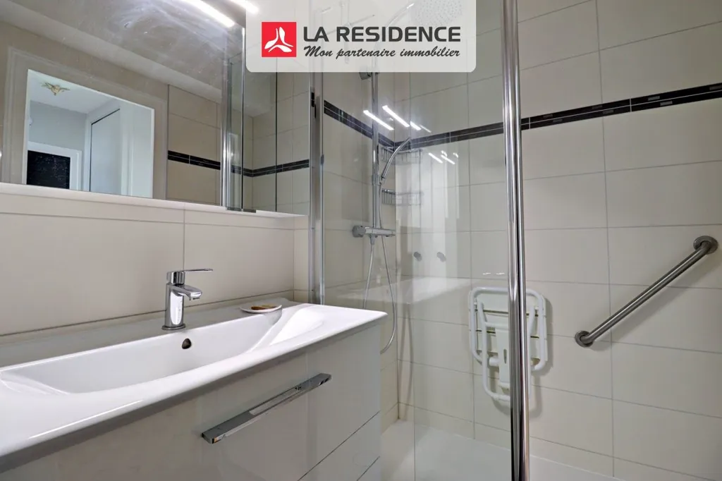Bathrooms - 4-Piece Flat with Balcony in Poissy