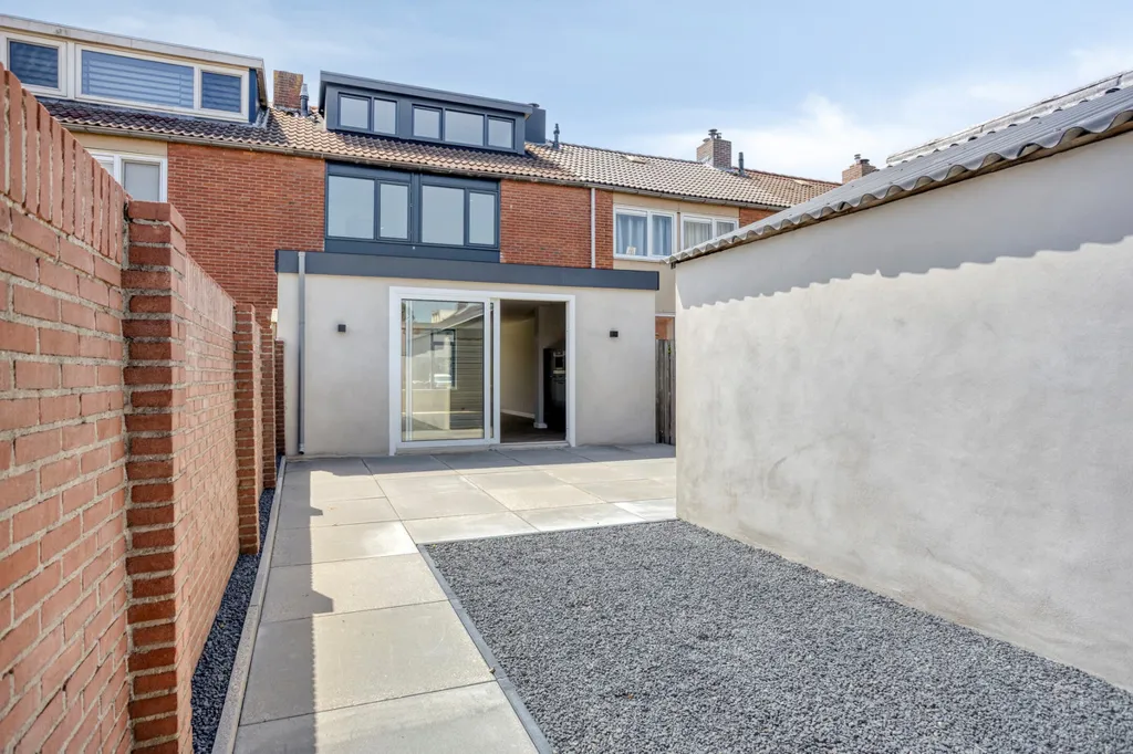 Aed - Modernised Semi-detached House in Weurt