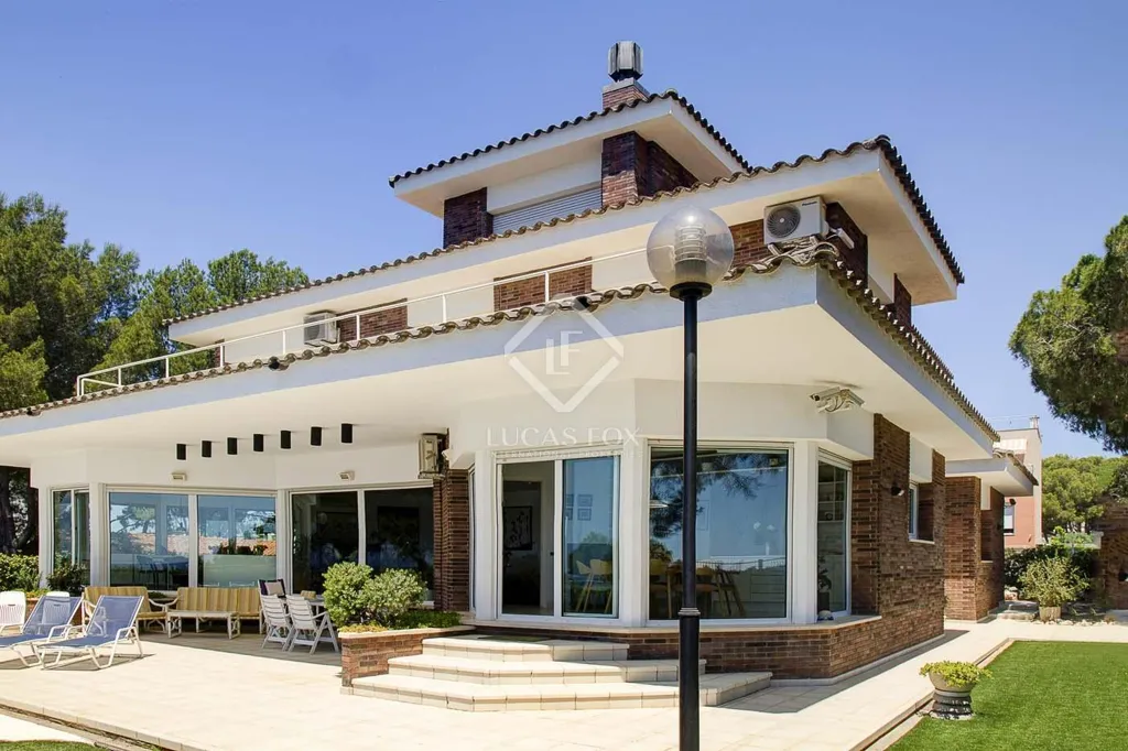 Välivaade - House with Sea View and Pool in Torredembarra