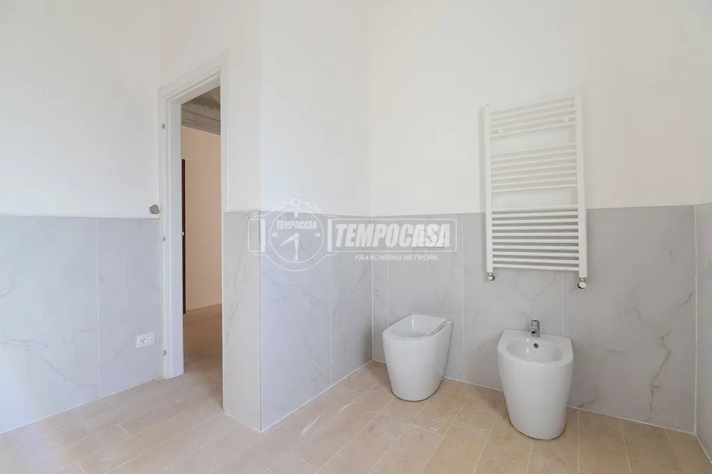 Salles de bain - Rear-Facing Apartment with Balcony in Cantù