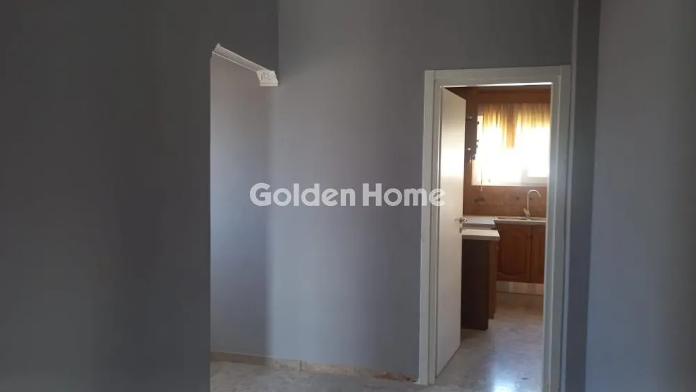 Esik - Bright Apartment with Mountain View in Petroupoli Centre