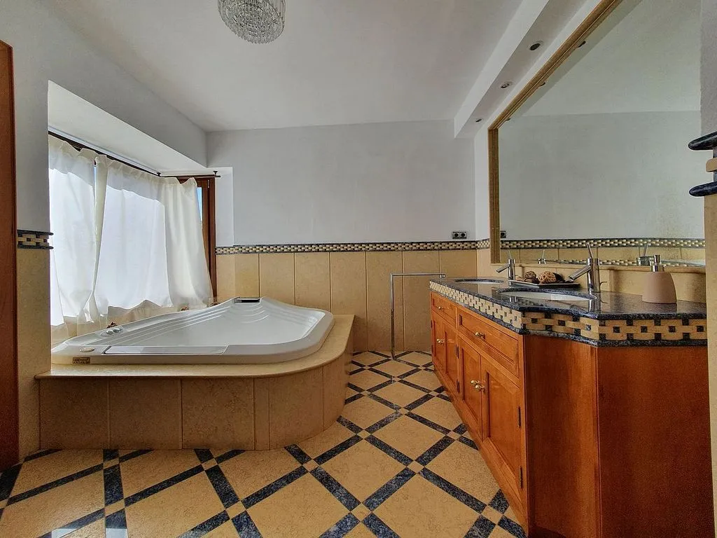 Salles de bain - Classical Villa with Pool in Marbella's Milla de Oro