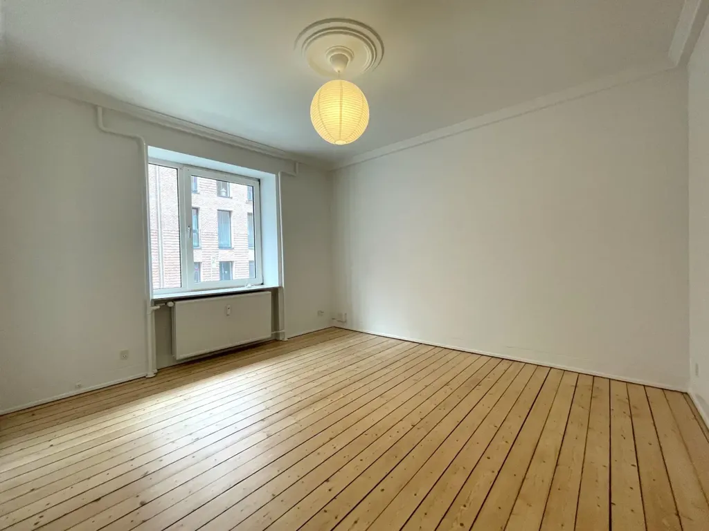 Rooms - 2-Bedroom Apartment with High Ceilings in Aalborg