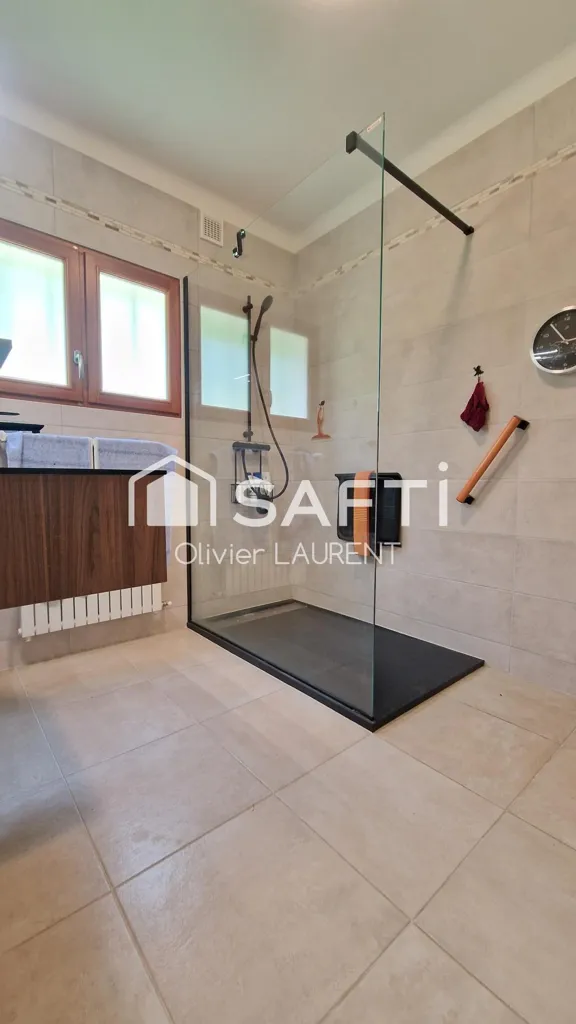 Salles de bain - Maison Traditionnelle avec Vue Mer à Trélévern