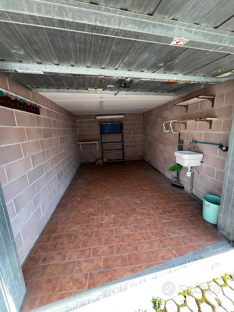 Garage - Garage with Recent Roof Refurbishment in Urban Area