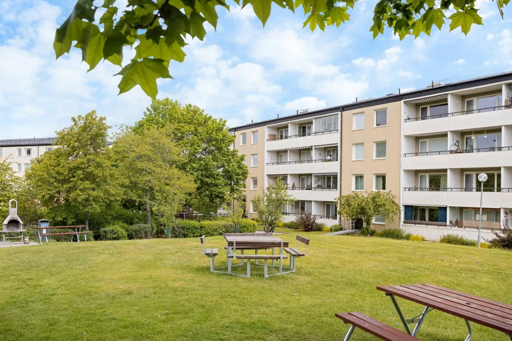 Jardin - Spacious 2nd Floor Flat with Balcony in Sunny Location