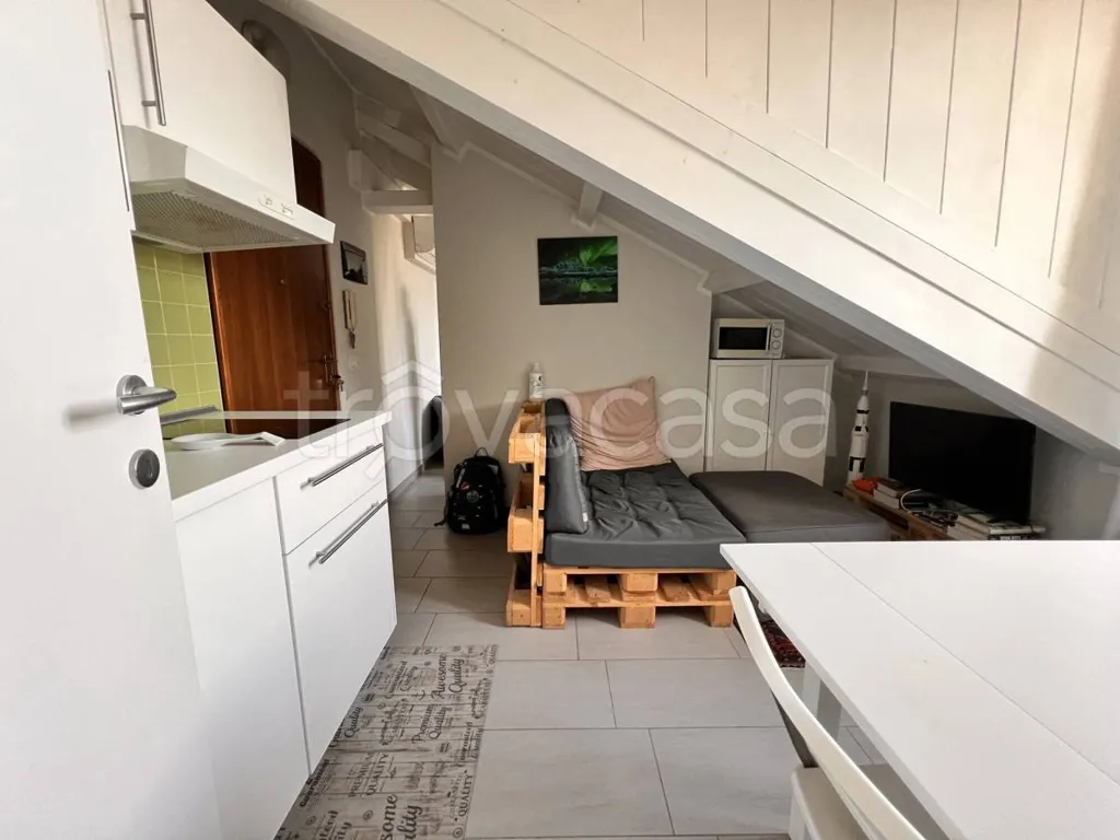 Cucina - Mansarda ristrutturata con balcone a Torino