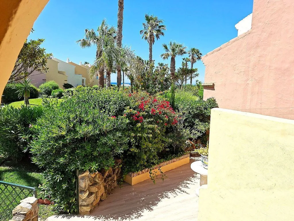 Aed - Terraced Apartment with Pool in Central Location