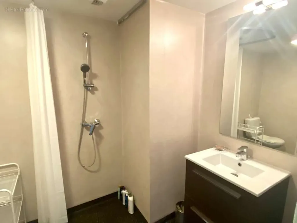 Salles de bain - Studio Meublé dans Résidence Étudiante à Cenon