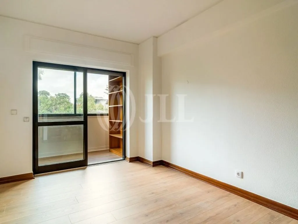 Rooms - Renovated Apartment with Balcony in Cascais