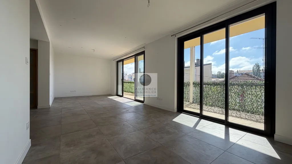 Toad - Renovated Apartment with Terrace in Valence