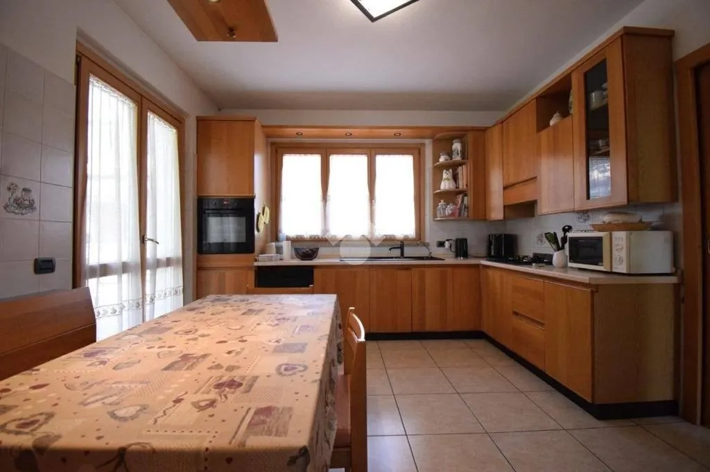 Kitchen - Luxury Villa with Private Garden in Brugherio
