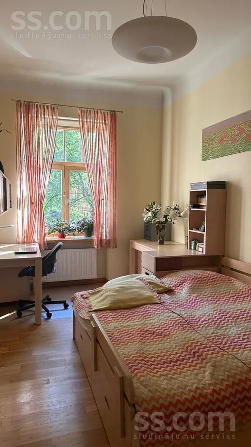 Magamistoad - Renovated Apartment with Courtyard View in Riga Centre