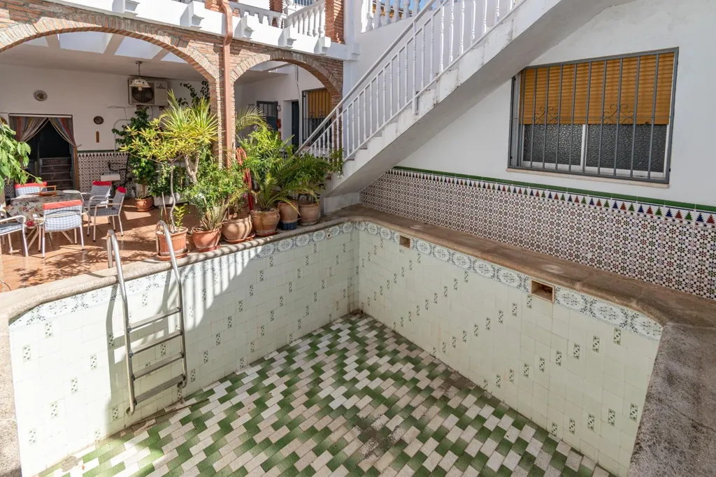 Aed - Corner House with Pool in Atarfe
