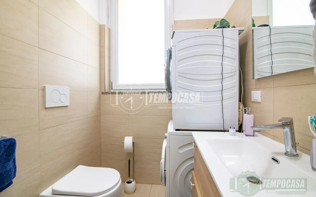 Salles de bain - Rustic-Style Flat with Central Heating in Sesto San Giovanni