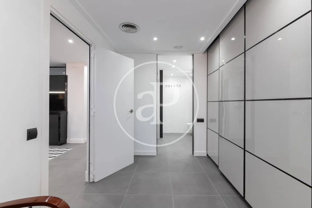 Esik - Modernised Attic Apartment with Terrace in Eixample Dreta