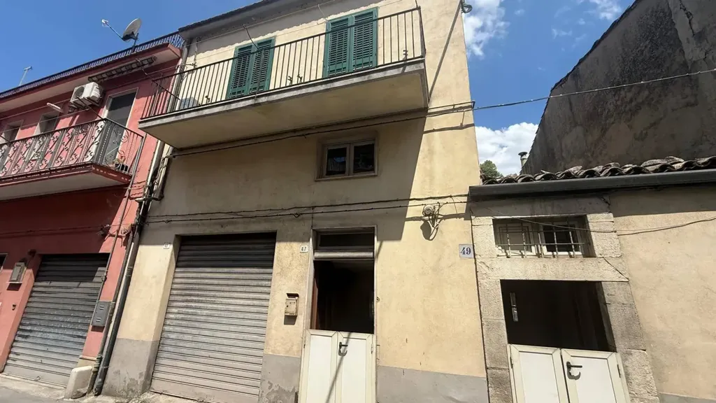 Independent House with Balconies in Modica