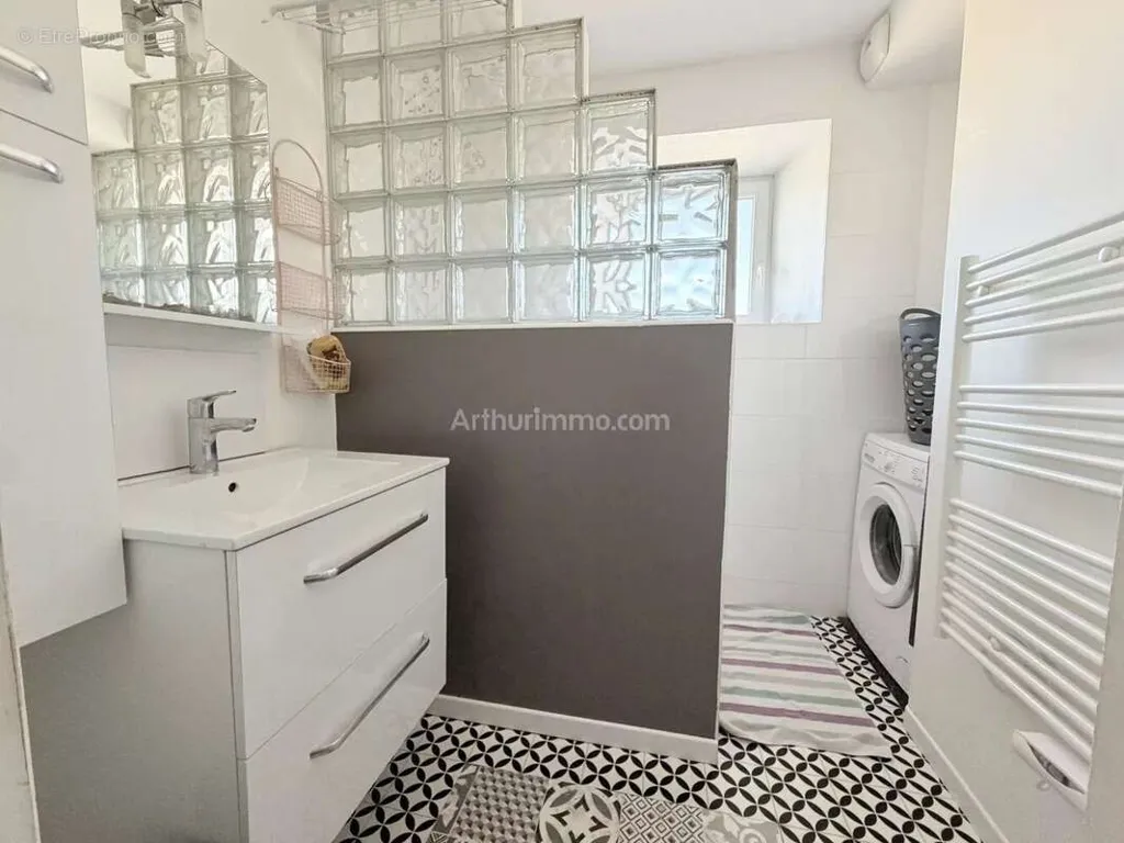 Salles de bain - Appartement Lumineux avec Fenêtres de Toit à Auray