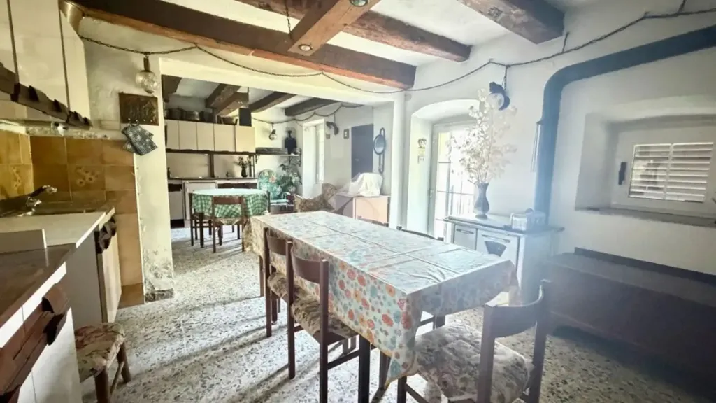 Salle à manger - Historic Semidetached House with Balconies in Urida