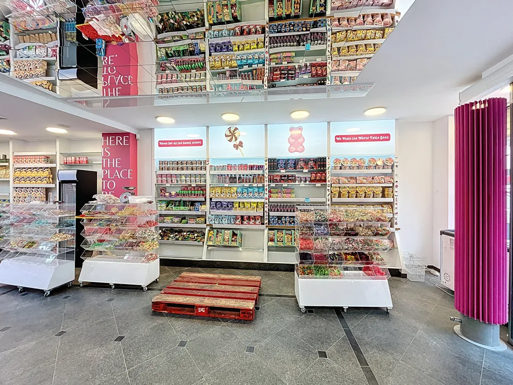 Pièces - Local Commercial avec Vitrine dans le Centre de Bruxelles