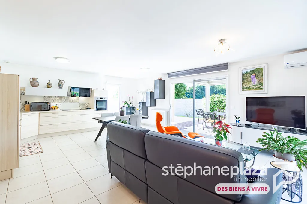 Elutuba - Contemporary Flat-Plan House with Garden in Chalamont