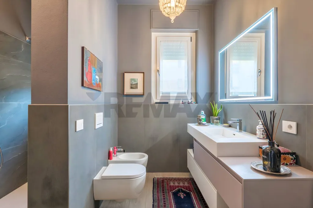 Salles de bain - Rustic Triplex with Balcony in Brescia
