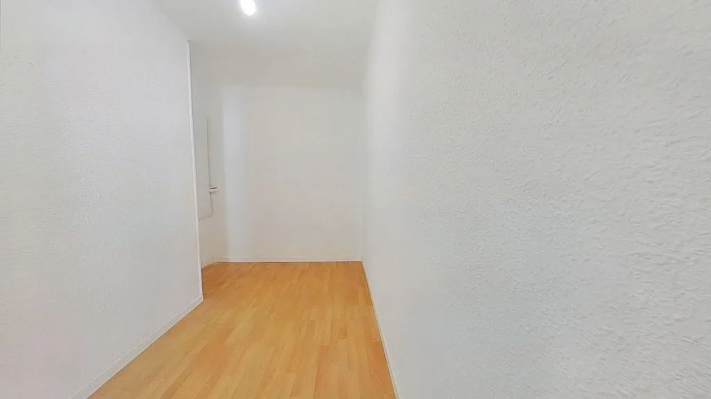 Toad - Three-Bedroom Flat with Metro Access in Verdun