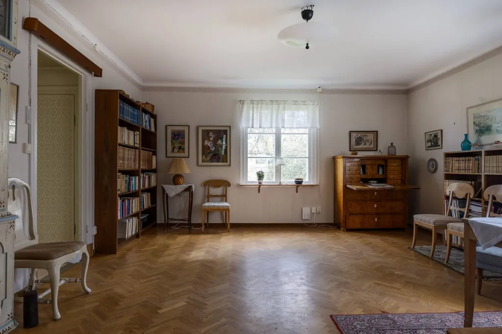 Bureau - 1929 Villa with Development Potential in Östra Storgatan