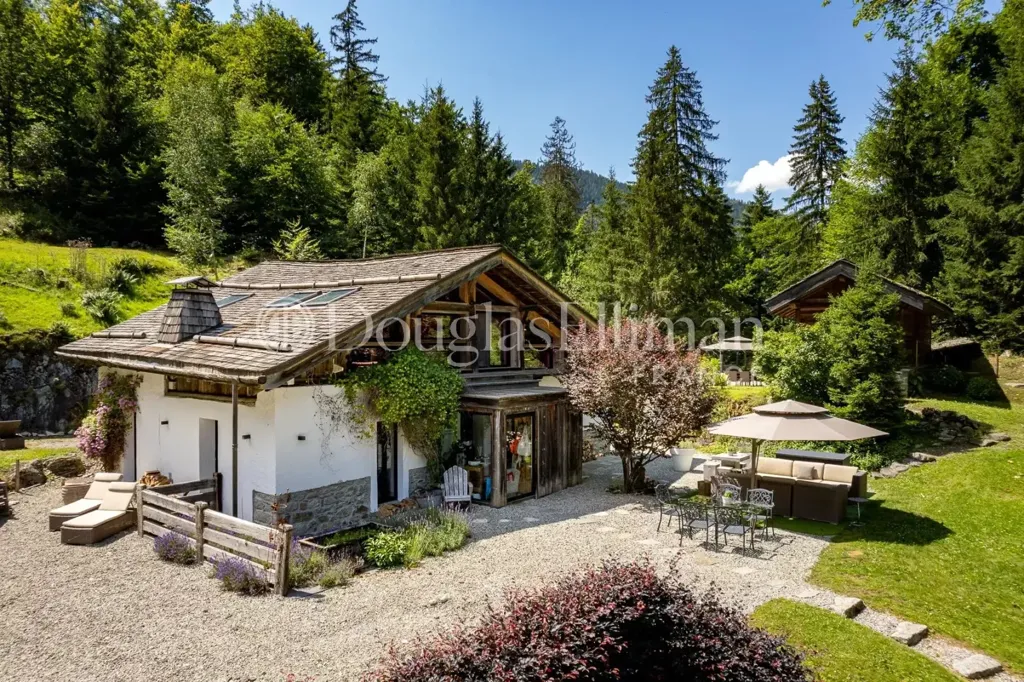 Vue aérienne - Ferme Historique avec Piscine à Les Houches