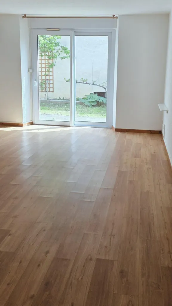 Elutuba - 2-Bedroom Apartment with Balcony in Avanne-Aveney