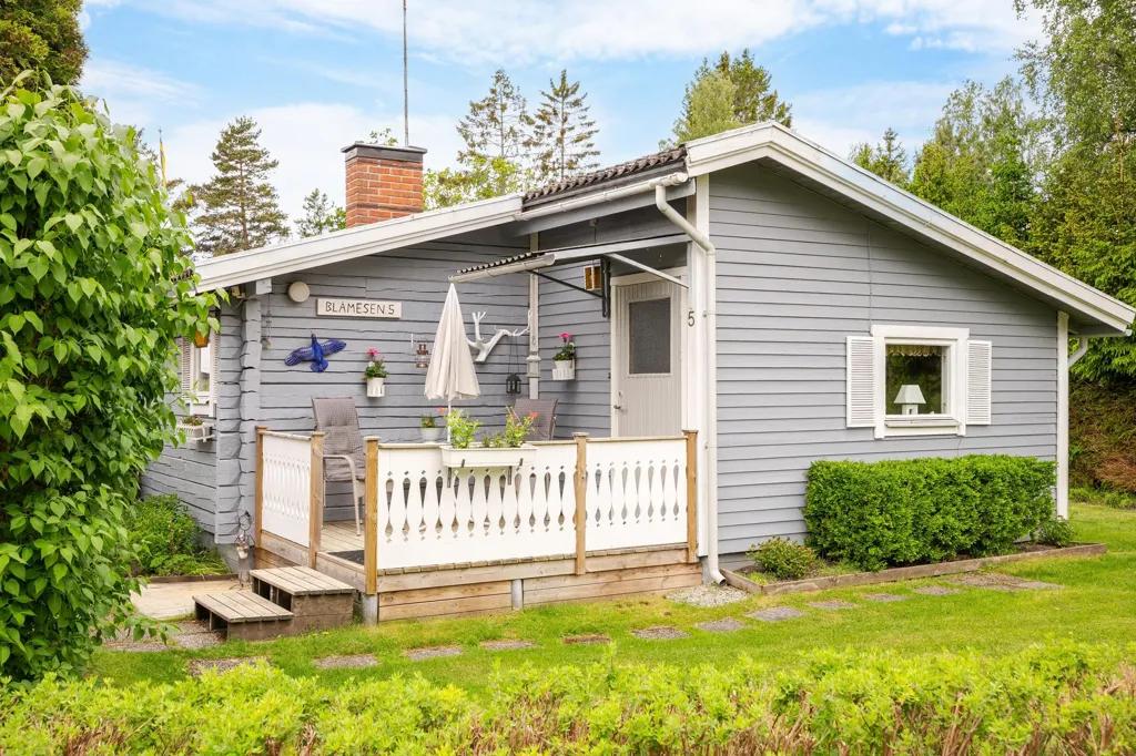 Välivaade - Cottage with Garden and Sea View in Uttervik