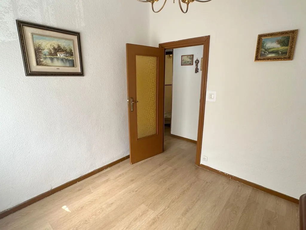 Esik - 2-Bedroom Flat with High Ceilings in Adelfas