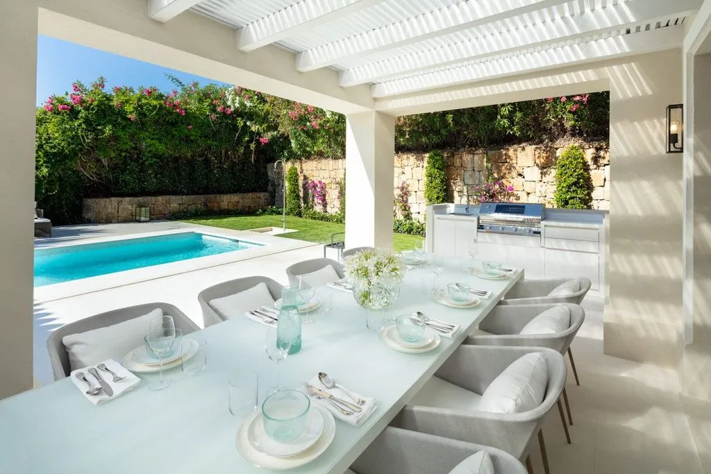 Terrasse - Luxury Villa with Pool and Mountain View in Marbella