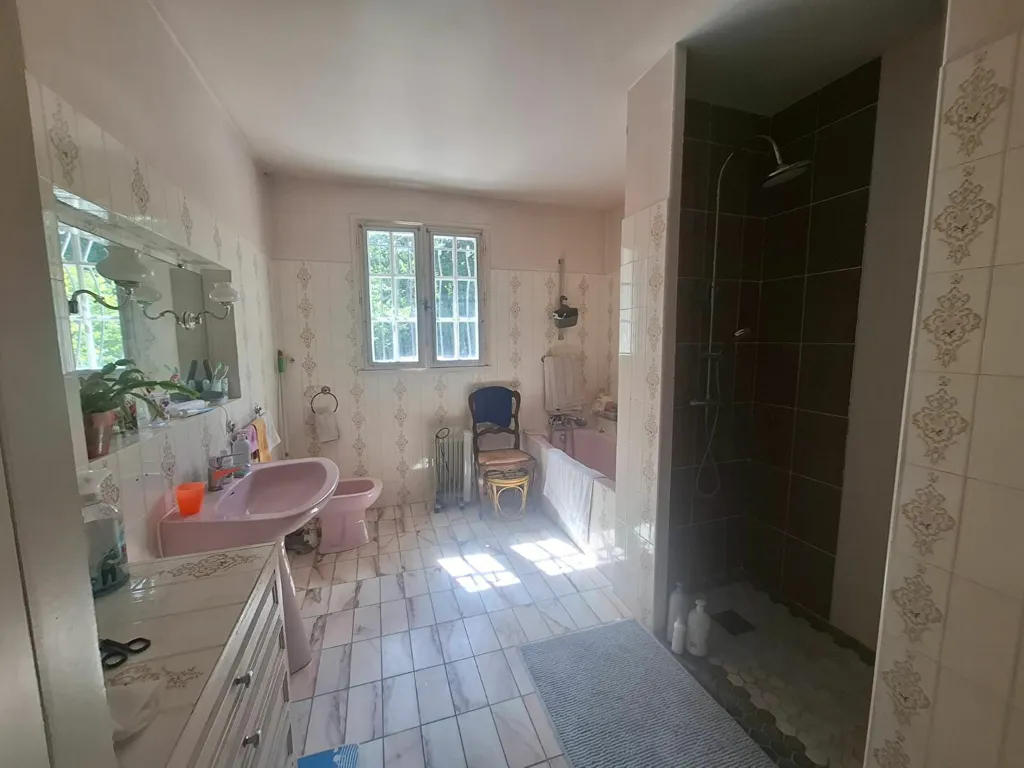 Salles de bain - Maison Traditionnelle avec Jardin à Étaule