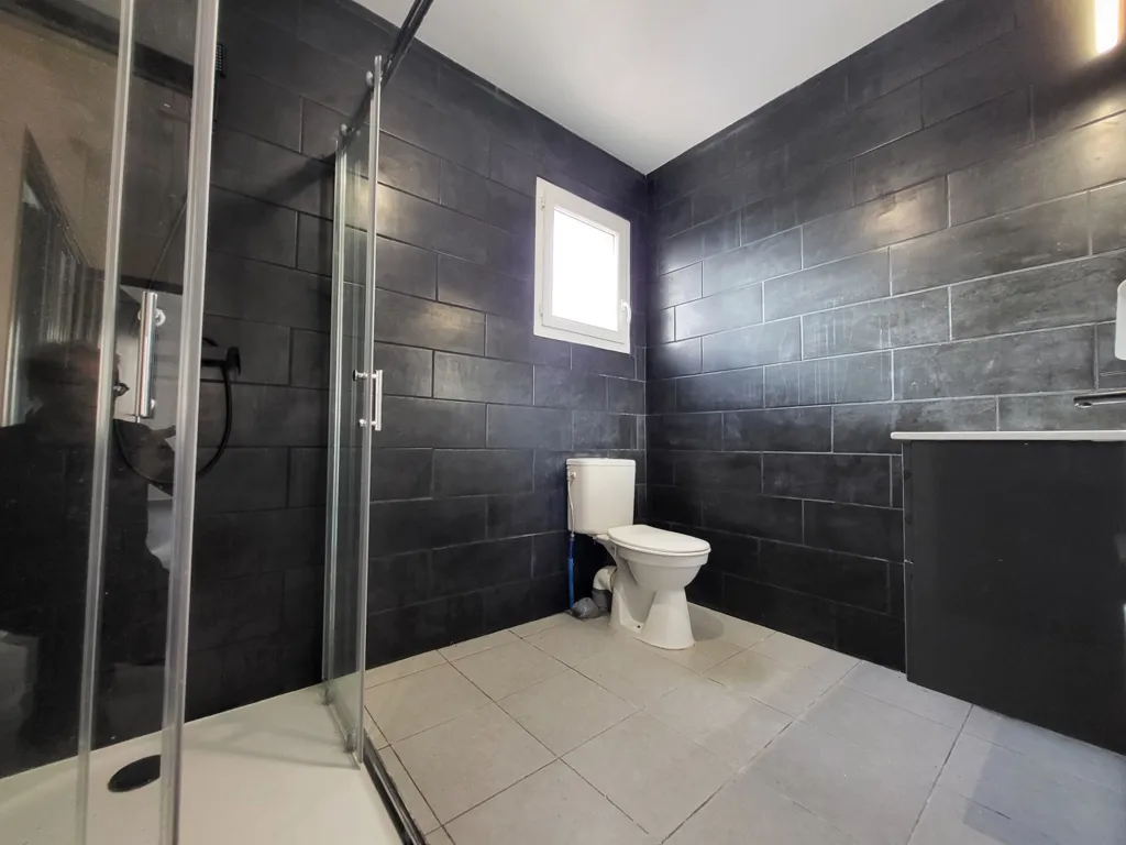 Salles de bain - Maison avec Terrasse et Jardin à Quissac