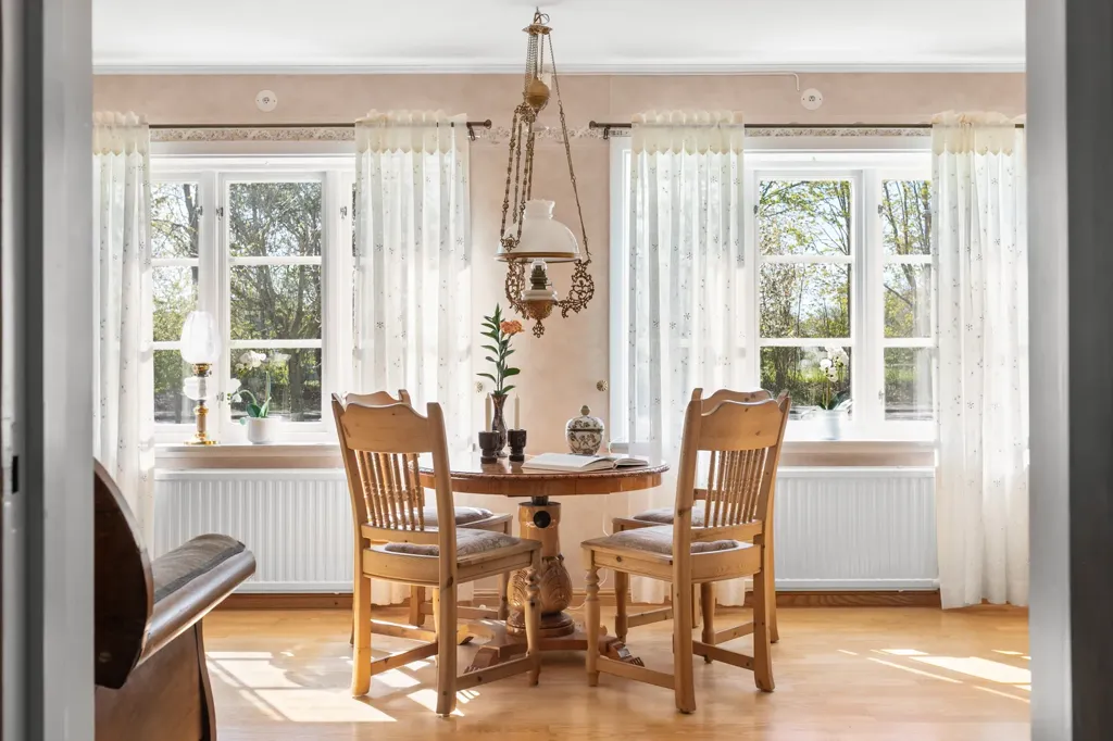 Söögituba - 1900s Villa with Garden in Veddige