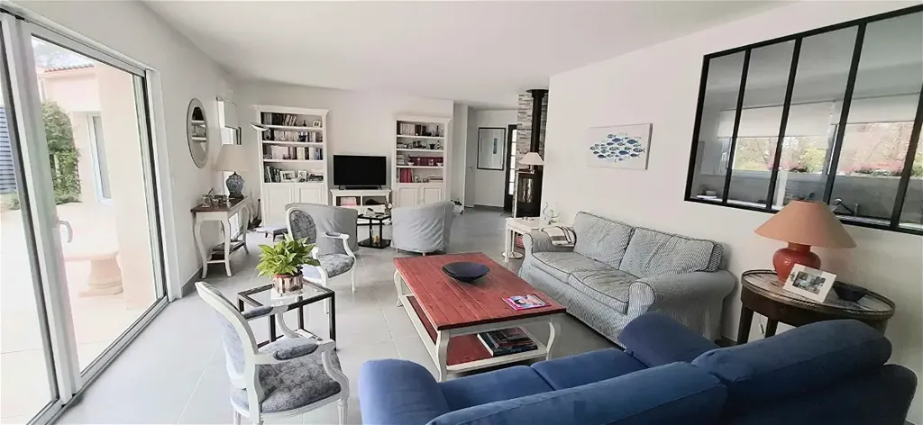 Elutuba - Contemporary House with Pool in Breuillet