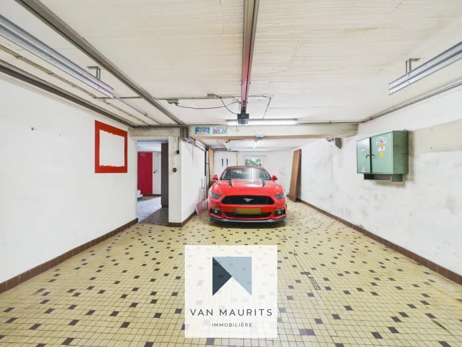 Garage - Maison Trois Façades avec Jardin à Soleuvre