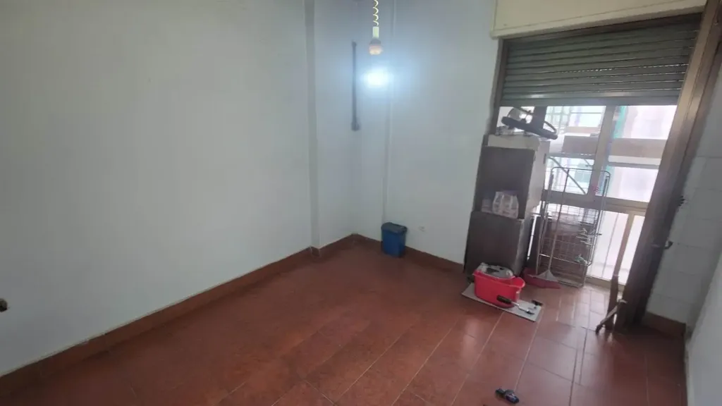 Pièces - 4-Room Apartment with Balcony in Florence