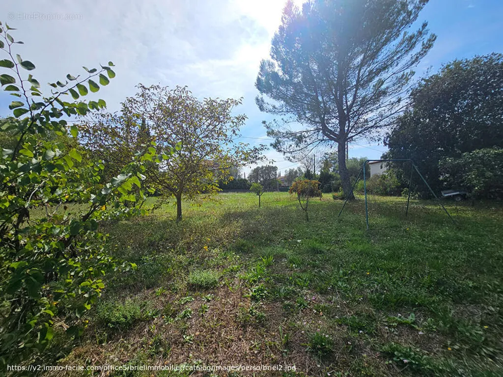 Aed - Buildable Plot with Garden in Lorgues