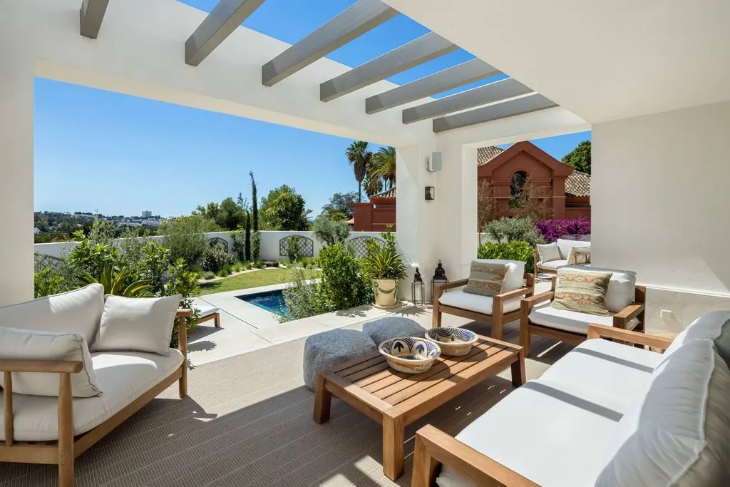 Terrasse - Mediterranean Villa with Mountain Views in Marbella