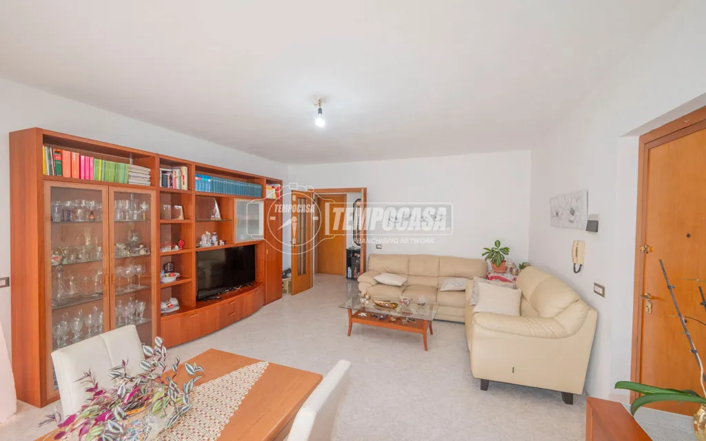 Elutuba - First Floor Flat with Balcony in Messina